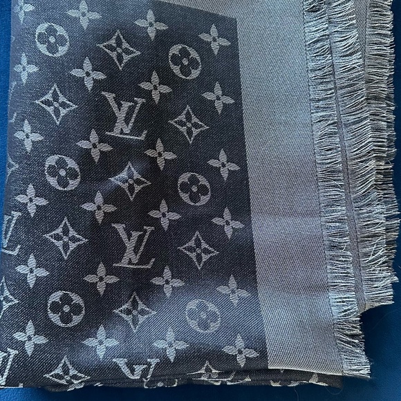 100% Authentic Louis Vuitton Monogram Shine Scarf - Picture 5 of 9